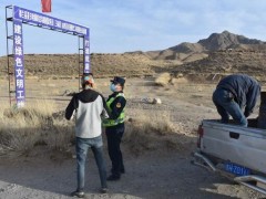 格爾木高速路政支隊依法移除非公路標(biāo)志標(biāo)牌